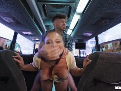 18 jaar, Grote kont, Grote lul, Pijpbeurt, Autobus, Hondjeshouding, Tiener, Tieten likken