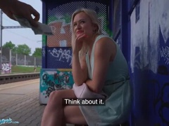 Blonde, Sucer une bite, Tir de sperme, Gorge profonde, Public, Chevaucher, Rasée, Train