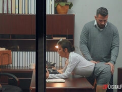 Anal, Cul, Brunette brune, Domination, Lunettes, Piercing, Chatte, Cheveux courts