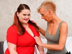 Belle grosse femme bgf, En levrette, Mamie, Énorme, Lesbienne, Pigtail, Cheveux courts, Surprise