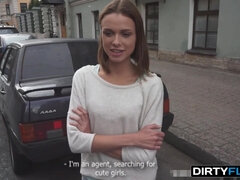 Sucer une bite, Brunette brune, Européenne, Seins naturels, Orgasme, Rasée, Dénudage, Nénés