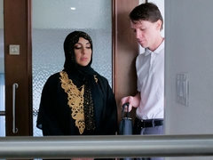 Arabisch, Grosser arsch, Grosse titten, Blasen, Braunhaarige, Muschi, Rasiert, Entkleiden