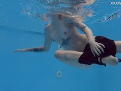 Любители, Блондинки, Подружка, Бассейн, На публике, Тату, Сиськи, Под водой