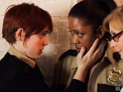 Vingeren, Interraciaal, Masturbatie, Kut duiken, Geschoren, Voorbinddildo, Strippen, Tieten likken