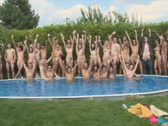 Grosse titten, Blondine, Handjob, Nippel, Orgie, Im freien, Pissen, Ablutschen