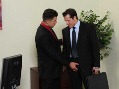 Геи, Мамочка, В офисе