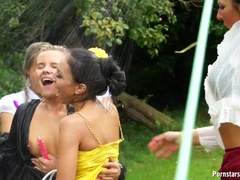 Aangekleed, Lesbisch, Orgie, Buiten, Feest, Satijn, Swinger, Nat