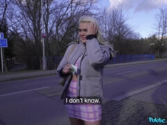 Enthousiasteling, Blond, Hardcore, Natuurlijke tieten, Buiten, Openbaar, Kut duiken, Rok