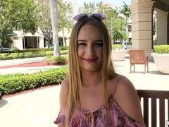 Blonde, Public, Fumer