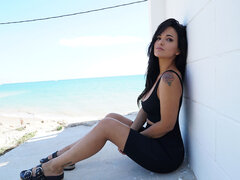 Plage, Brunette brune, Conversation vulgaire, Naturelle, De plein air, Piercing, Tatouage, String