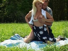 Gros seins, Blonde, Sucer une bite, Tromperie, Queue, Européenne, De plein air, Rétro