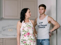 Lieveling, Bruinharig, Seksspeelgoed, Vingeren, Hd, Rijpe lesbienne, Kut duiken, Hangende tieten