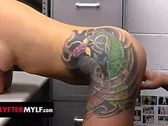 Anal, Cul à la bouche, Coulisses, Doigter, Mère que j'aimerais baiser, Criant, Se déshabiller, Serré