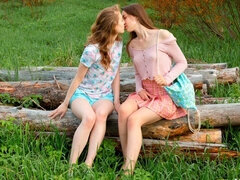 Doigter, Embrassement, Lesbienne, Masturbation, Chatte, Maigrichonne, Dénudage, Adolescente