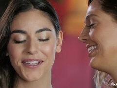 Bruinharig, Italiaans, Lesbisch, Likken, Doordringend, Kut duiken, Tiener, Tieten likken