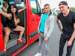 Grosse bite, Sucer une bite, Brunette brune, En levrette, Mamie, Talons, Seins naturels, Pute