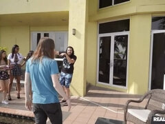 Américain, Derrière les coulisses, Queue, Fille latino, Mère que j'aimerais baiser, Seins naturels, Chevaucher, Rasée