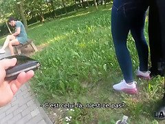 Law4k. female vole des portefeuilles dans le parc