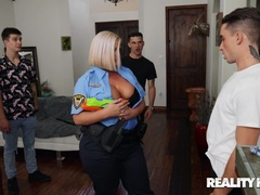 Culo grande, Tetas grandes, Rubia, Botas, Lamidas, Fiesta, Policía, Nalgadas