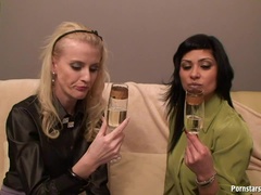 Blonde, Fait maison, Lesbienne, Léchez, Actrice du porno, Chatte, Satin, Rasée