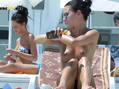 Enthousiasteling, Strand, Gevangen, Schattig, Nudist, Roodharige vrouw, Tieten likken, Bekijker