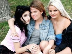 Gros cul, Gros seins, Doigter, Embrassement, Lesbienne, Chatte, Dénudage, Adolescente