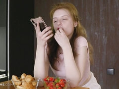 На кухне, Мастурбация, Натуральные сиськи, Пухлые соски, Рыжие, Тощие, Соло, Молоденькие