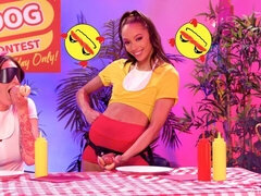 Grote kont, Lesbisch, Ondergoed, Natuurlijke tieten, Geschoren, Voorbinddildo, Strippen, Tieten likken