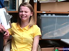 Hinterzimmer, Blondine, Geschnappt, Zierlich, Bestrafung, Dürr, Jungendliche (18+), Eng