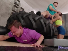 Grote kont, Grote lul, Pijpbeurt, Hondjeshouding, Sportzaal, Mager, Tiener, Trio