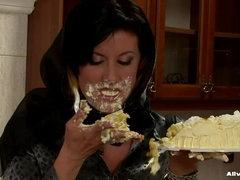 Grote mammen, Bruinharig, Aangekleed, Vrouw, Eten, Naakt, Softcore pornografie, Nat