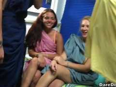 Grosse titten, Braunhaarige, Spermaladung, Gruppe, Party, Rasiert, Tätowierung, Jungendliche (18+)