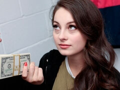 Sucer une bite, Attrapée, En levrette, Branlette thaïlandaise, Rasée, Tatouage, Adolescente, Nénés