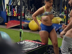 Américain, Gros seins, Gym, Branlette thaïlandaise, Pov, Chatte, Espionne, Voyeur