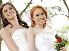 Grosser arsch, Puppe, Fingern, Lesbisch, Lecken, Rotschopf, Entkleiden, Hochzeit
