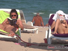 Plage, Femme couguar, Mère que j'aimerais baiser, Nue  à poil, Seins naturels, Nudiste, Public, Chatte