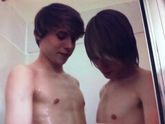 18 ans, Brunette brune, Gorge profonde, Homosexuelle, Hd, Douche, Adolescente
