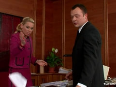 Blond, Naakte man aangeklede vrouw, Dominatie, Dominante vrouw, Likken, Meesteres, Secretaresse, Kousen