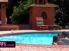 Brunette brune, Gorge profonde, Le plan cul à quatre, Hd, Léchez, Piscine, Chatte, Mouillée