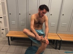Leie, Geschnappt, Füsse, Schwul, Sporthalle, Masturbation, Öffentlich, Dusche