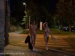 Lesbienne, Nue  à poil, Nue, De plein air, Public, Adolescente, Nénés, Mouillée