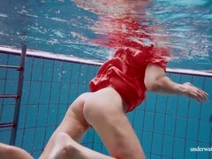 Morena, Vestido, Pequeña, Piscina, Público, Coño, Adolescente, Bajo el agua