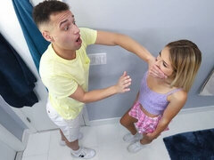 Grosse bite, Blonde, Sucer une bite, En levrette, Seins naturels, Cheveux courts, Adolescente, Nénés