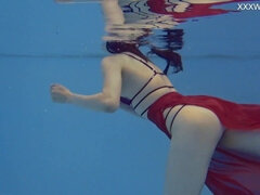 Culo, Morena, Hembra, Pequeña, Público, Solo, Tetas, Bajo el agua
