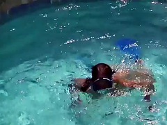 Nana, Gros seins, Bikini, Brunette brune, Piscine, Public, Douche, Nénés