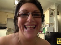 Britisch, Vollbusig, Hundestellung, Brille, Reif, Milf, Tätowierung, Tittenfick