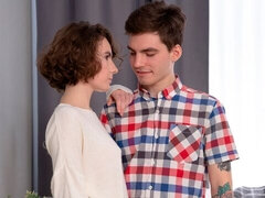 In den arsch, Arsch, Blasen, Braunhaarige, Küssen, Lecken, Natürlichen titten, Jungendliche (18+)