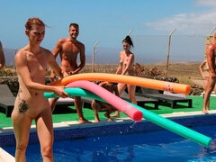 Enthousiasteling, Blond, Pijpbeurt, Hondjeshouding, Groep, Hardcore, Buiten, Tatoeage