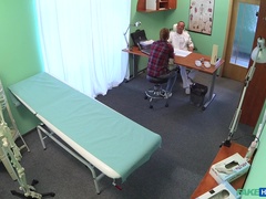 Sucer une bite, Éjaculation interne, En levrette, Doigter, Infirmière, Bureau, Rousse roux, Uniforme