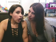 Grosse bite, Chantage, Sucer une bite, Brunette brune, Attrapée, Queue, Bite énorme, Naine